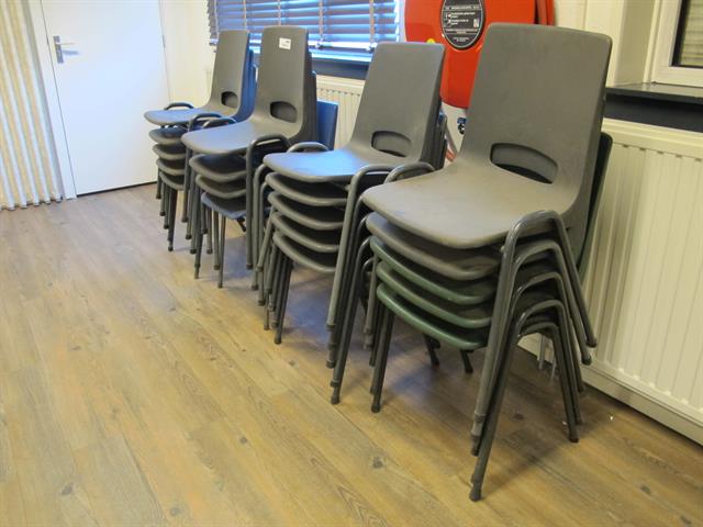 19 stapelbare kantine stoelen Memax, Online veiling van metaal