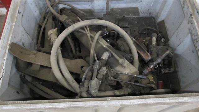 Diversen bak met diverse hydraulische onderdelen
