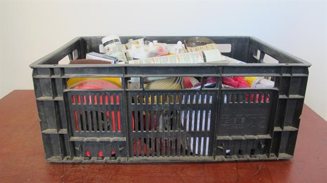 Diversen bak met diverse soorten kit en tape