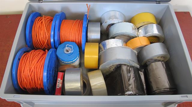 Diversen bak met diverse soorten touw en tape