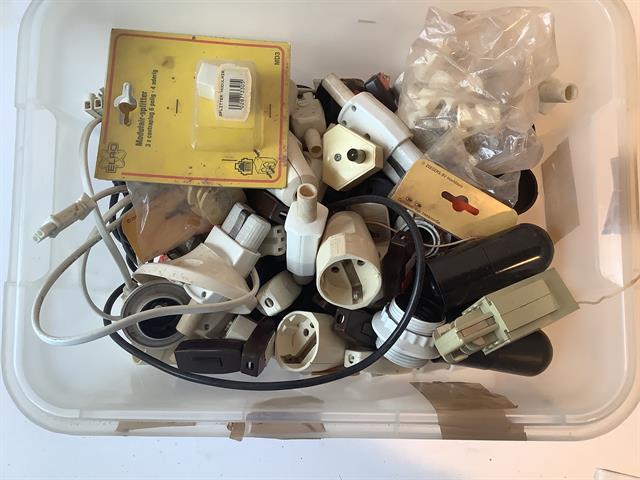 Diversen doos met diverse elektra 