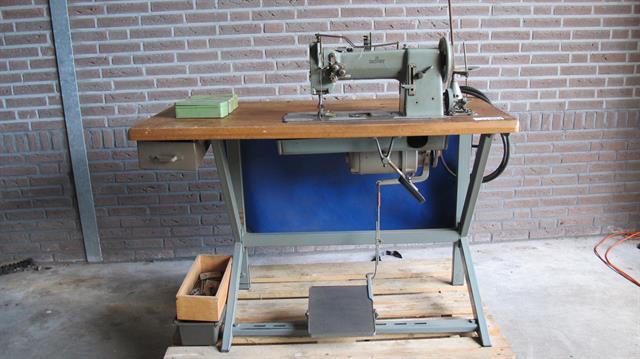 Naai- en lockmachines industriële naaimachine Adler 167-73L