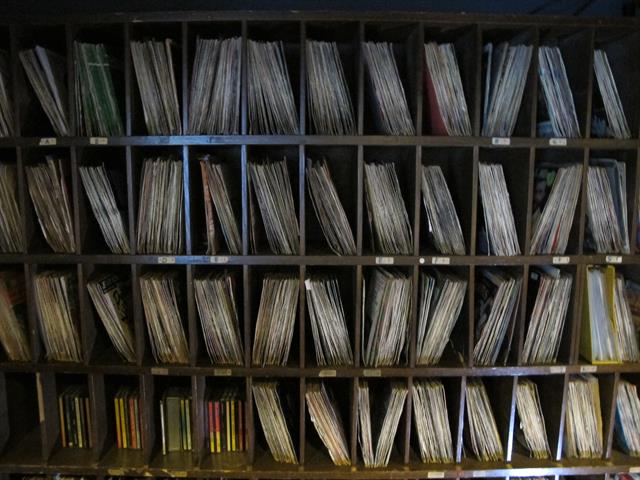 Overige horeca kast met ca 2000 vinyl singles incl. platenspeler