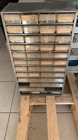 Diversen ladenkast met diverse inhoud