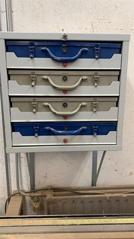 Diversen ladenkast met uitschuifbare assortimentkisten