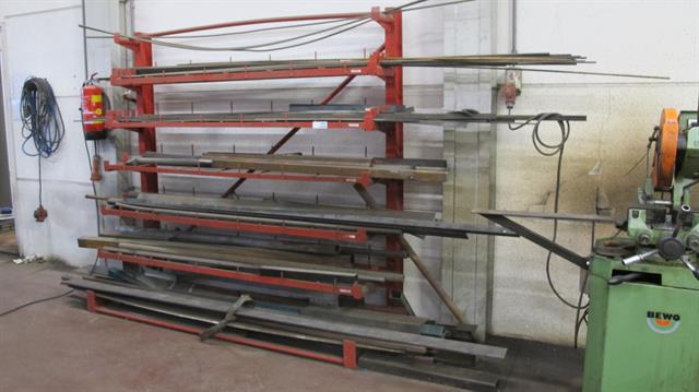 Werkplaats toebehoren materiaalrek met diverse inhoud