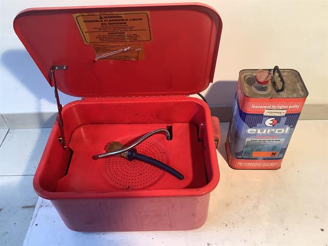 Diversen ontvetterbak met vloeistof HBM