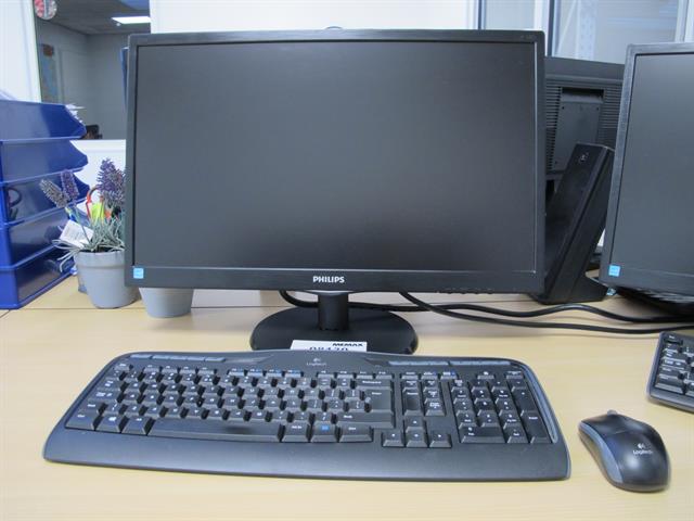 Consulaat Slaapzaal Ezel PC met beeldscherm en een draadloos toetsenbord met muis - Memax, Online  veiling van metaal, machines en gereedschap