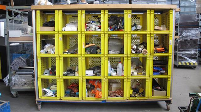 Magazijn transportkar met diverse inhoud