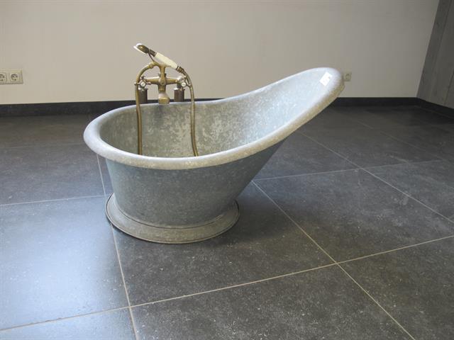 vintage badkuip met kraan