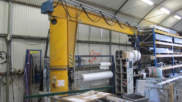 zwenkkolom kraan Demag max 2000kg