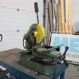 Zaagmachine afkortzaag Huvema op een werkbank 4