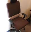 kantine/kantoor compleet directie kantoor meubilair; bureau, vergadertafel met 6 stoelen en een dossierkast van kersenhout 18
