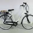 Fiets damesfiets ebike City I wit cataloguswaarde € 1.399,00 1
