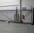 afscherming / hekken / roosters dubbele poort met kolommen en hoogspanning beveiliging 1