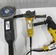 Elektrisch gereedschap grote- en kleine haakse slijper en een klopboormachine  1