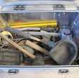 Diversen kist met divers stratenmaker gereedschap 2
