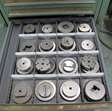 knip / pons / knabbel machine Rhodes ponsnibbelmachine met 10-voudige carrousel, aan/afvoertafels met gereedschapladen en veel (pons)gereedschap 10